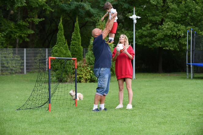 Jan Tomaszewski uczy wnuka grać w piłkę
