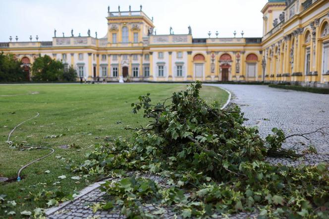 Park wilanowski zamknięty po burzy w Warszawie