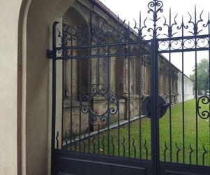 Zamontują błotochrony przy murze lapidarium w Lesznie