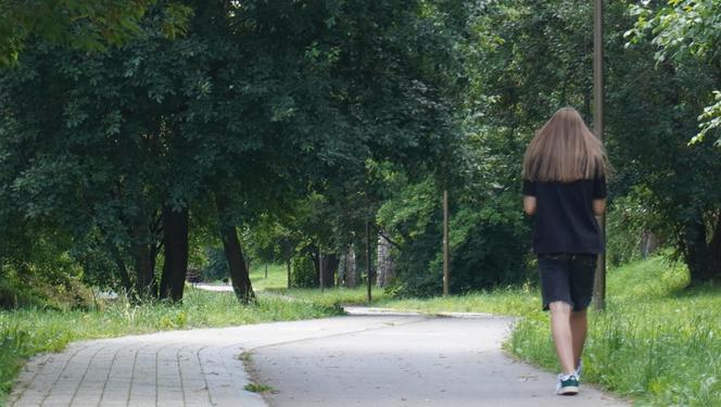 Wakacyjny spacer pod kładką nad wąwozem na Czubach. To jedno z najbardziej zielonych miejsc w Lublinie!