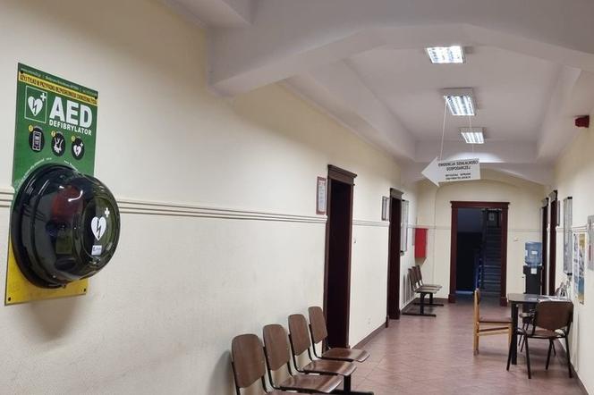 W Urzędzie Miasta przy ul. Wałowej zamontowano defibrylator 
