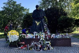 Toruń. Chuligani obrzydliwie pomalowali pomnik Jana Pawła II. Ważna decyzja prokuratury [ZDJĘCIA]