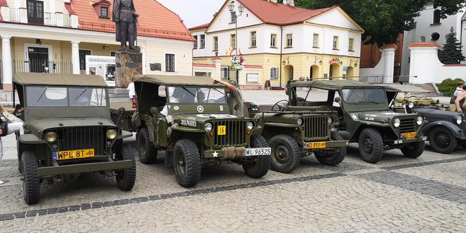 Białystok. IX Podlaski Piknik Militarny “Misja WSCHÓD”. Prezentacja na Rynku Kościuszki