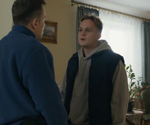 	Barwy szczęścia odc. 3185. Majak (Łukasz Borkowski), młody Leszek Szymański (Maciej Czerklański)