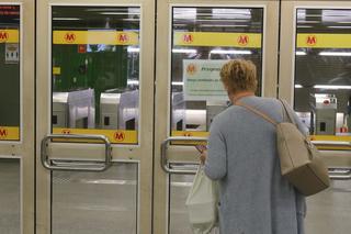 Potworna tragedia na stacji metra Imielin. Pociąg rozjechał pasażerkę. Kobieta nie żyje