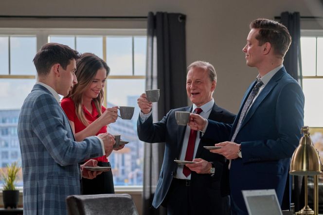 Na Wspólnej odc. 4063. Darek Żbik (Michał Mikołajczak), prawniczka Kalina (Katarzyna Gałązka), Andrzej Zakościelny (Dariusz Niebudek), Tadeusz (Jakub Pruski)