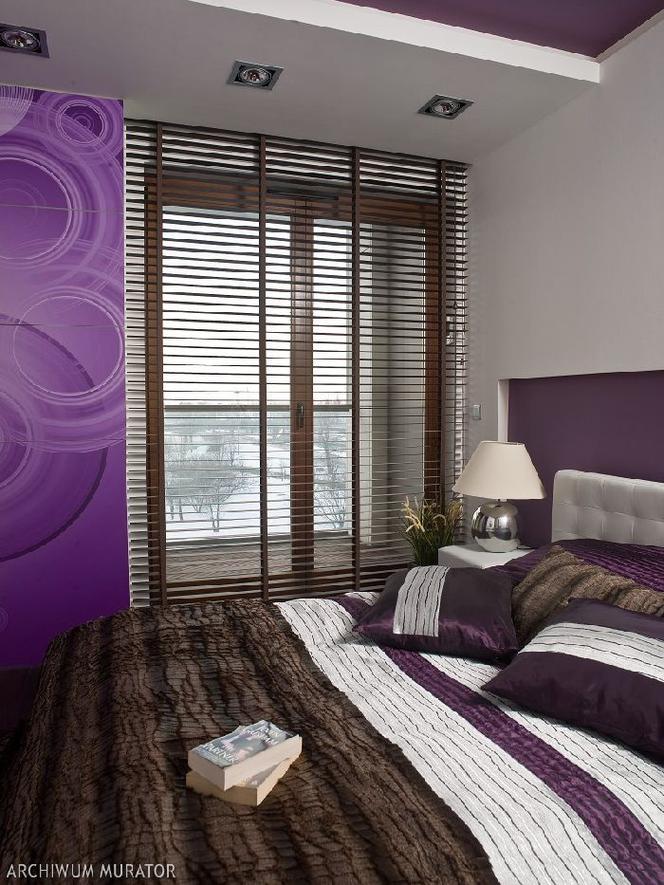 Fioletowa ściana w sypialni