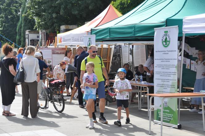 Rzemieślniczy Bazar w Kielcach. Były stoiska handlowe oraz atrakcje