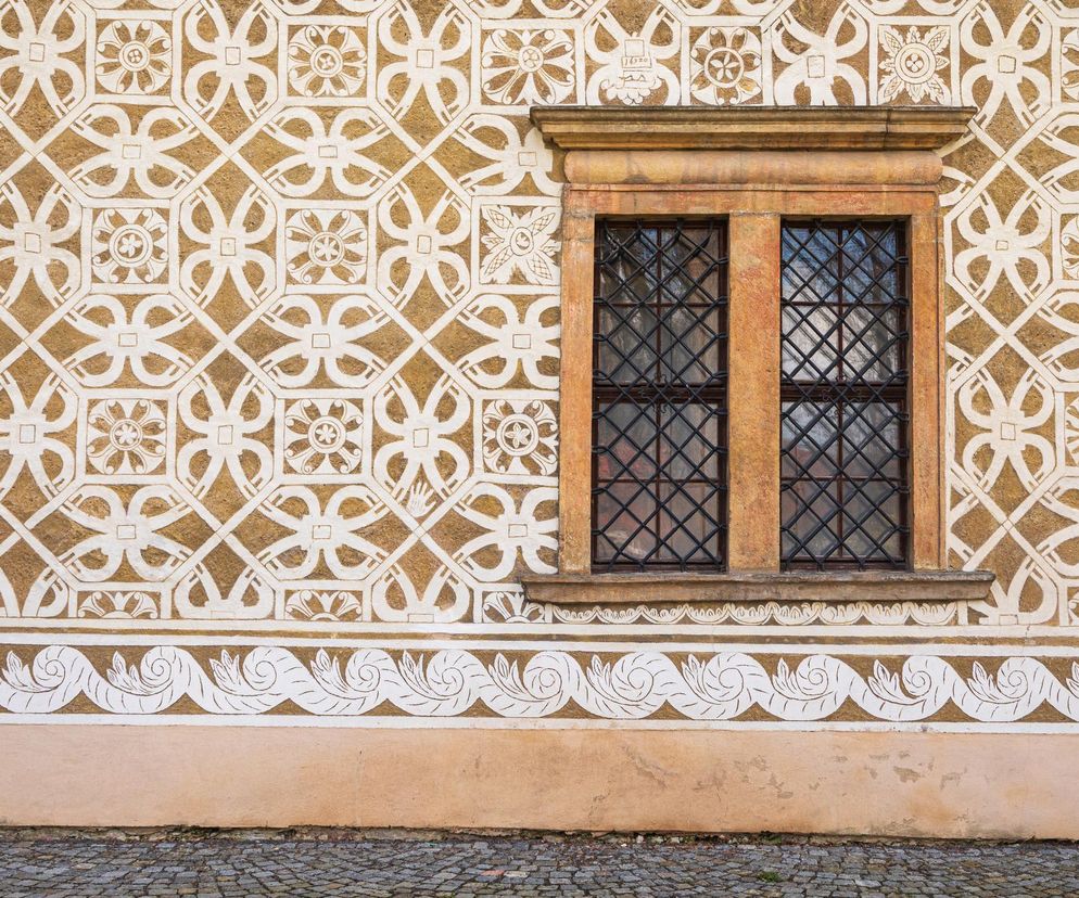 Sgraffito na elewacjach – jak powstają dekoracyjne historie w tynku?