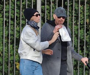 Krzysztof Ibisz z rodziną na spacerze