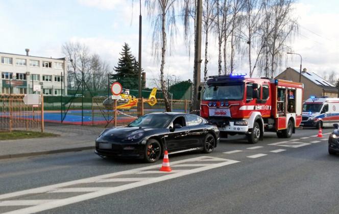 Śmiertelny wypadek na przejściu w Wieluniu! Porsche huknęło w kierującego hulajnogą [ZDJĘCIA]