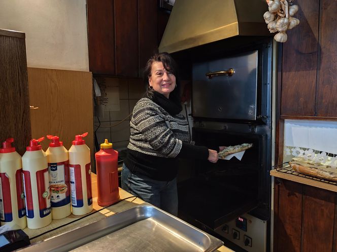 Pani Marta od 41 lat sprzedaje zapiekanki w Krakowie