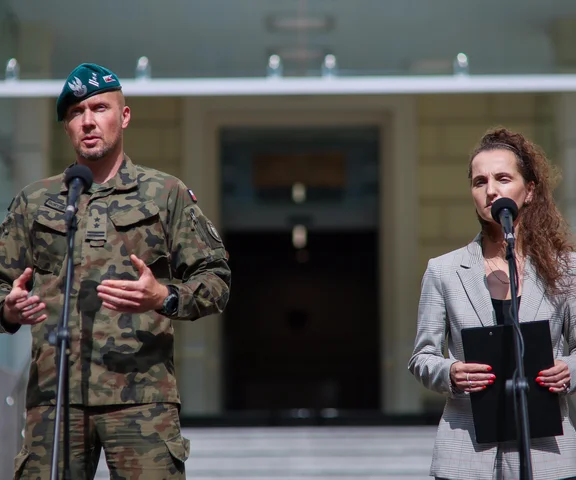 Szczątki siedmiu dronów oraz pocisku. MSWiA ujawnia aktualne dane