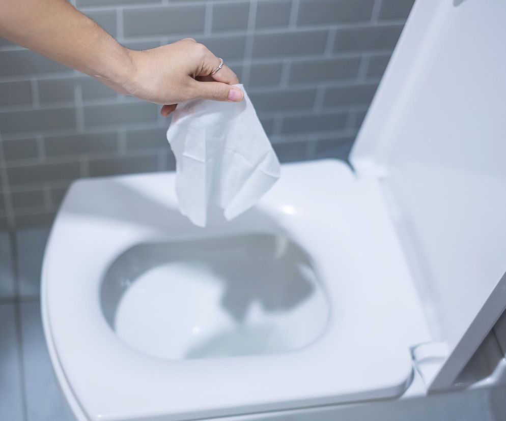 Z nakładką, a może na Małysza? Urolożka podpowiada, jak sikać w publicznej toalecie