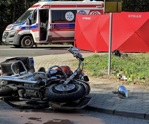 Koszmar na skrzyżowaniu w Sowiej Woli. Motocyklista przeleciał nad samochodem i gruchnął o asfalt. Zginął na miejscu