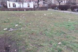 Zaśmiecony Wrocław po Sylwestrze. Na skwerach porozrzucane opakowania po fajerwerkach i petardach [ZDJĘCIA]