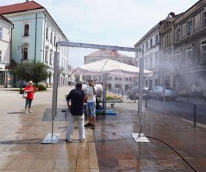 Tarnów walczy z falą upałów. Na ulicach rozdawana jest woda, stanęły również kurtyny wodne