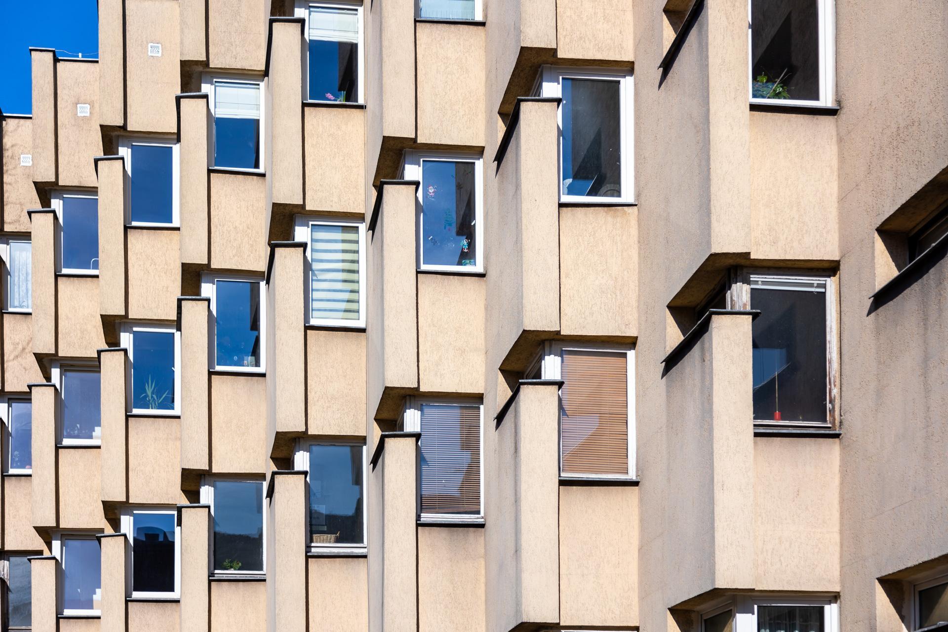 Blok PRL na ul. Koziej 9 - zobacz budynek, który z zmienia się wraz z punktem widzenia