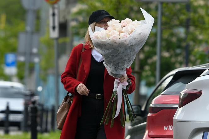 Grażyna Torbicka spędza noce bez męża. Z bukietem kwiatów spaceruje po Warszawie