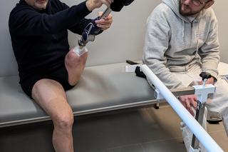 Najstarszy pacjent w Polsce z ultranowoczesną protezą wróci do pracy w ogrodzie 