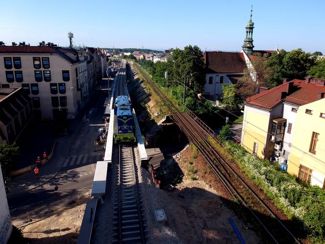 Kraków: Pierwsza lokomotywa przejechała po nowych estakadach kolejowych na Grzegórzkach