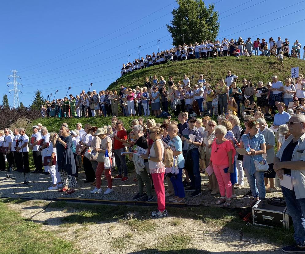 Niemal 600 osób zaśpiewało hymn Łodzi. To wyjątkowe wydarzenie na urodziny miasta