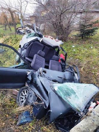 POTWORNY WYPADEK w Łososinie Dolnej! Z samochodu niewiele zostało
