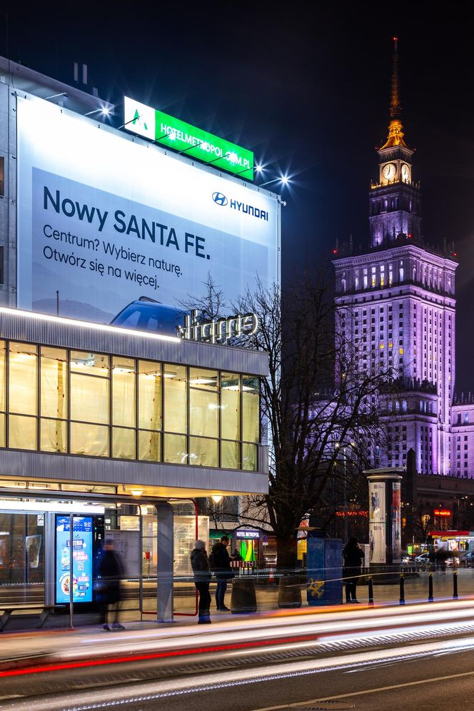 Pawilon Cepelia po zmroku - świeci niczym neon