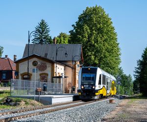 Pociągiem prosto pod Śnieżkę! Karpacz po 25 latach wrócił na kolejową mapę Polski. Zobacz zdjęcia