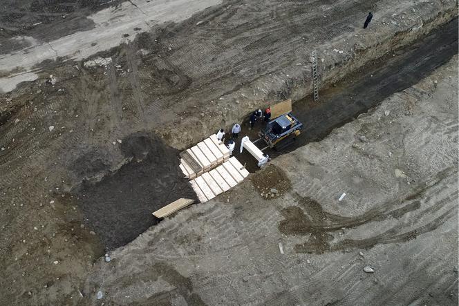 Nowy Jork. Trumny z ciałami ofiar koronawirusa zakopywane na wyspie Hart w Bronksie