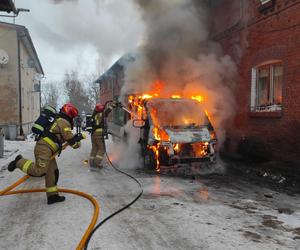 Auto spłonęło między budynkami mieszkalnymi w Braniewie