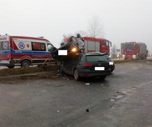 Nieprawdopodobny wypadek na Zakopiance. Osobowy renault wylądował na dwóch innych pojazdach [ZDJĘCIA]