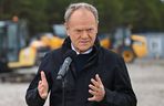 iebrowo, 15.10.2025. Premier RP Donald Tusk podczas wizyty na miejscu planowanej budowy pierwszej polskiej elektrowni jądrowej Lubiatowo – Kopalino w Biebrowie (woj. pomorskie)