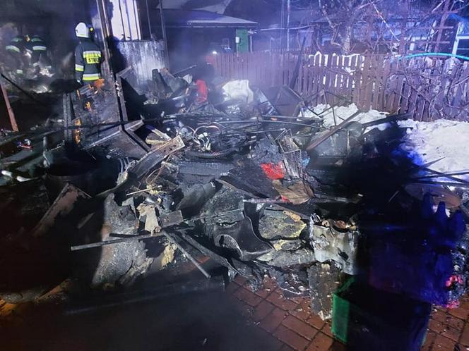 Ogień trawił dom pod warszawą przez całą noc