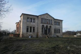 To najpiękniejszy taki dwór w Małopolsce. Kiedyś zamieniono go w ośrodek zdrowia