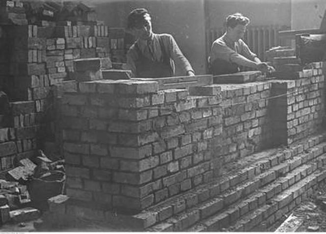 Uczniowie podczas nauki murowania. Śląskie Techniczne Zakłady Naukowe w Katowicach. Rok 1934