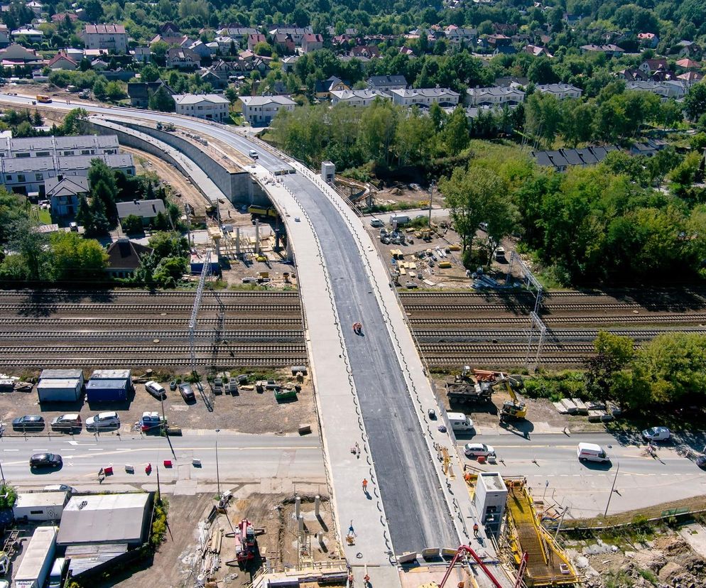 Koniec czekania na szlabanach. Rewolucja na Chełmżyńskiej. Zobacz, jak powstaje nowy wiadukt za miliony