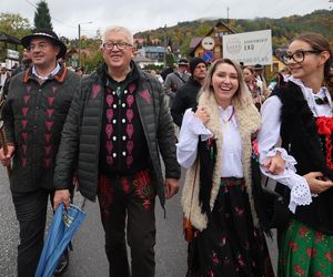 Owce opanowały Szczawnicę. Tak wyglądał redyk jesienny w małopolskim uzdrowisku