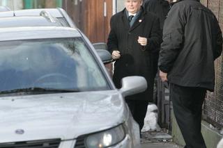 Samochód Jarosława Kaczyńskiego - srebrny saab 9-5