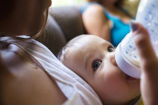 Ile mleka modyfikowanego wypije dziecko w pierwszych 3 miesiącach? Sprawdzamy, ile to kosztuje