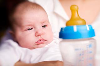 Ulewanie u niemowlaka – jak postępować, gdy niemowlę często ulewa pokarm?