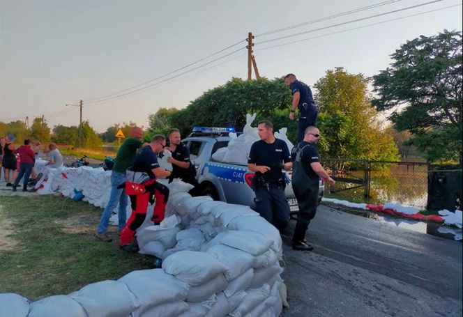 Bydgoscy policjanci pomagają mieszkańcom obszarów dotkniętych powodzią