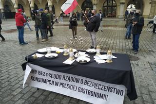 Czarna polewka dla rządu RP od pracowników krakowskiej gastronomii na Rynku Głównym