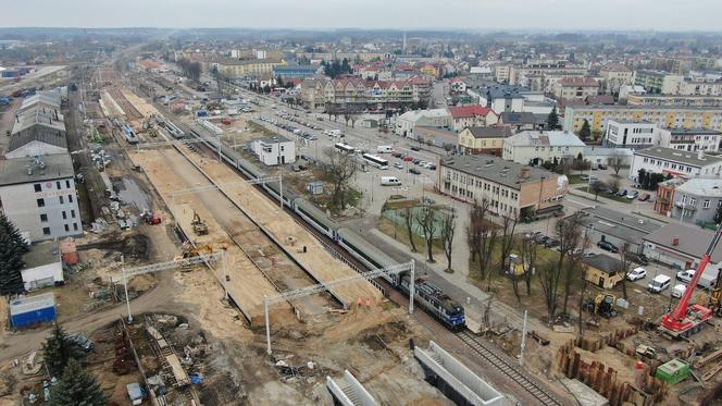 Modernizacja Rail Baltica: Łapy - widok z drona na budowe peronów