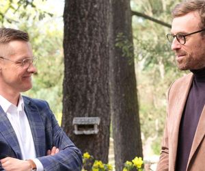 M jak miłość odc. 1872 po wakacjach. Piotrek (Marcin Mroczek), Dariusz Hoffman (Mateusz Rusin)