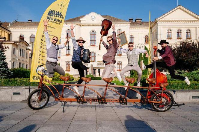 Muzycy z Bydgoszczy jadąc na sześcioosobowym rowerze zagrają pod wieżą Eiffla i przy Bramie Brandenburskiej