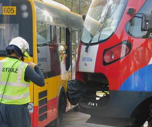 Autobus miejski zderzył się z pociągiem WKD. Ranni pasażerowie przewiezieni do szpitala