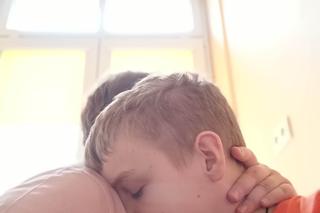 Pawełek musi być poddawany rehabilitacji. Jednak zbiórka na leczenie stoi, bo takie duże dzieci nikogo nie wzruszają