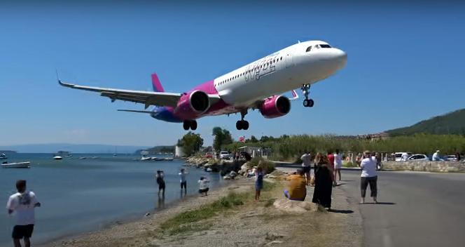 Najniższe lądowanie samolotu WizzAir w Grecji. Przechodnie schylali głowy