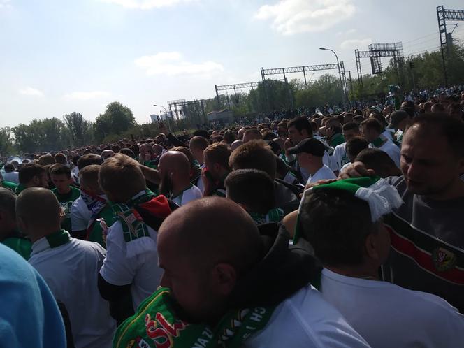 Zamieszanie pod Stadionem Narodowym w Warszawie - kibic Lechii Gdańsk mieli problem ze wejściem na mecz!